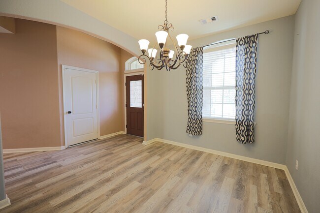 Foto del edificio - 6707 Hunters Creek Ln