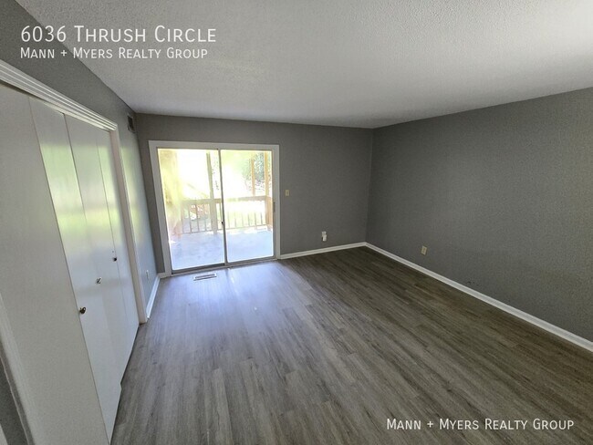Foto del edificio - 6036 Thrush Cir