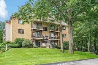 Building Photo - 19 Country Club Dr