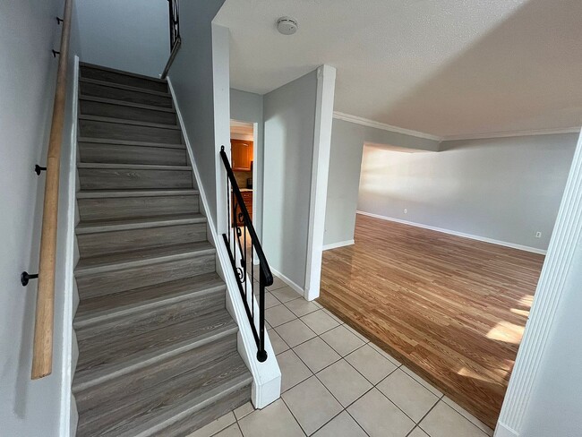 Building Photo - 558 Leawood Ave