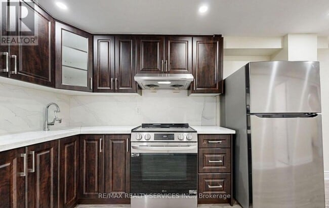 Building Photo - 7095 Village Walk