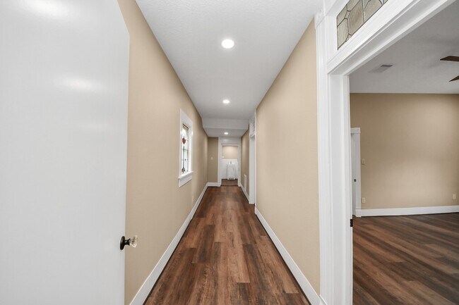 Building Photo - 223 W Main St