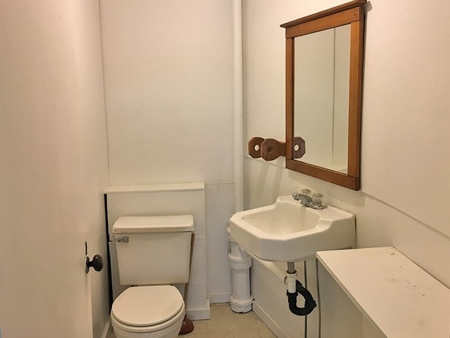 Restroom - 624 W 8th St