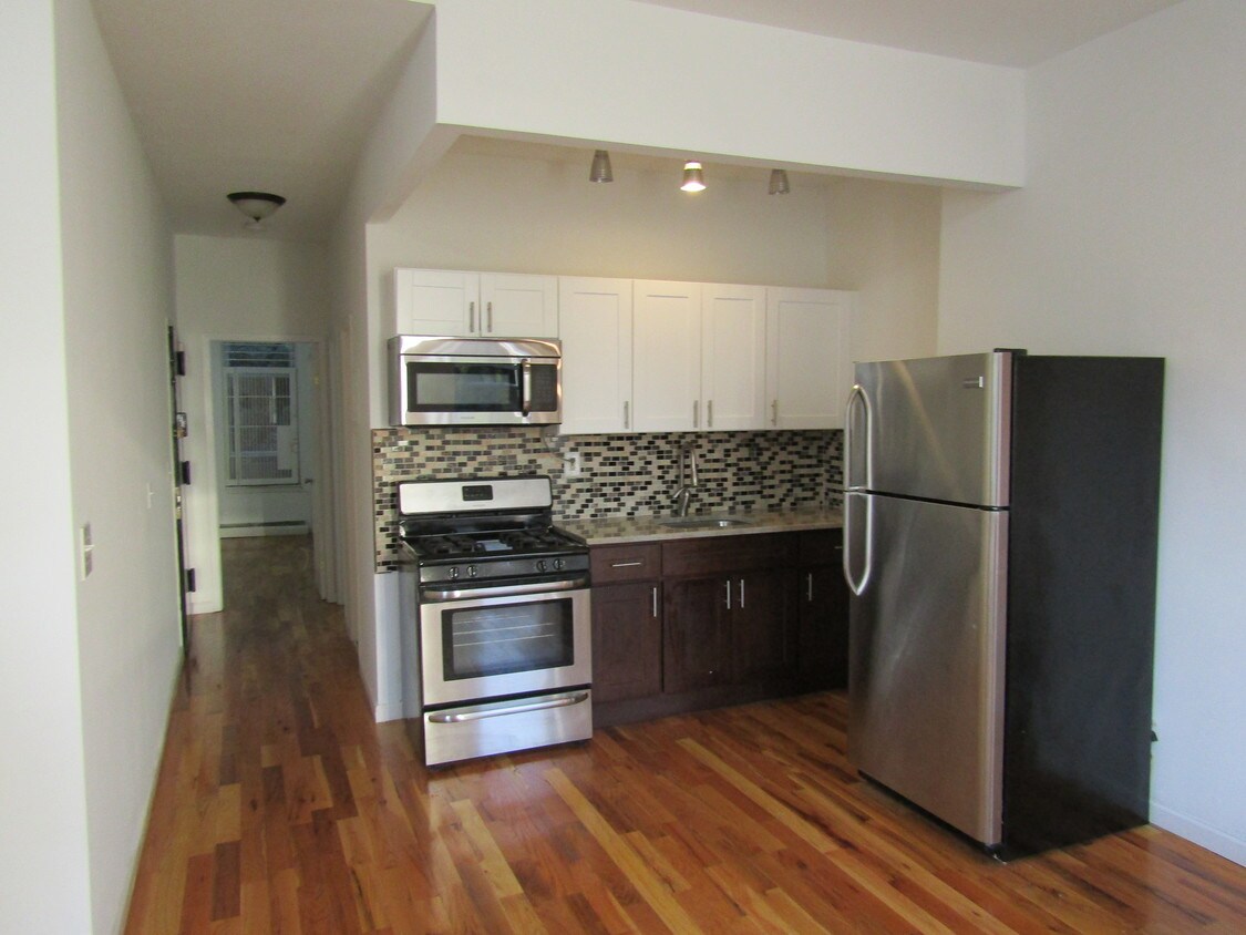 Primary Photo - 841A Greene Ave