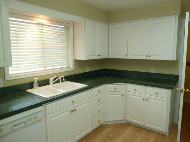 Foto del edificio - 4bd/2.5ba huge 2436sqft, 2-car garage, ful...