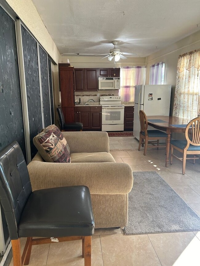 Building Photo - Furnished 1-Bedroom Apartment with Utilities Included – Prime Dunedin Location!