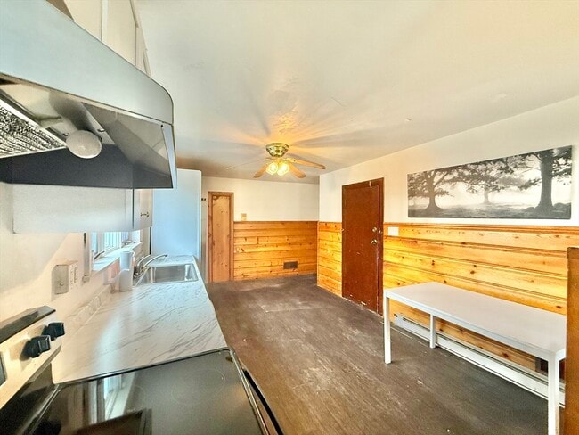 Building Photo - 1093 Salem St
