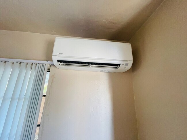 Building Photo - Two Bedroom w/ A/C, Yard and Carport - 500...