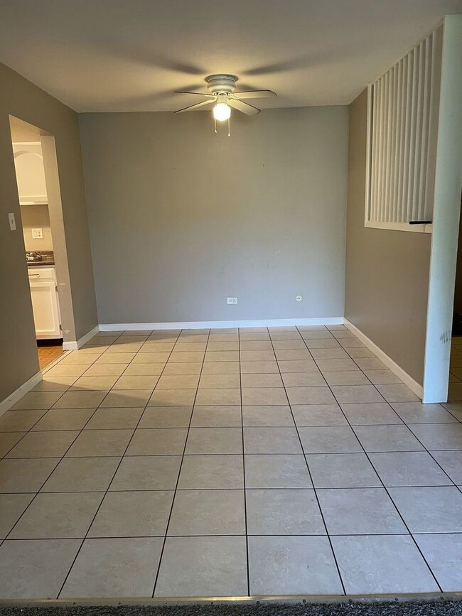 Building Photo - 580 Hill Dr