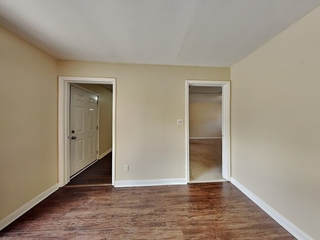 Building Photo - One Month FREE!!! Cozy 4 Bedroom located i...