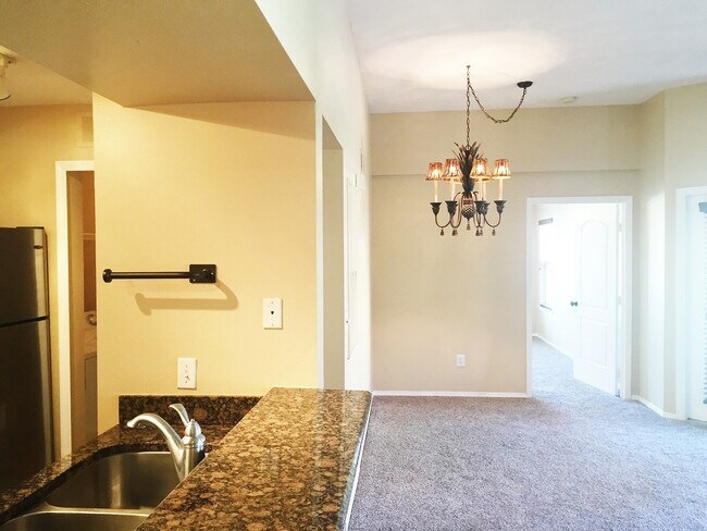 Building Photo - Beautiful 3 bedroom 2 Bath Townhome