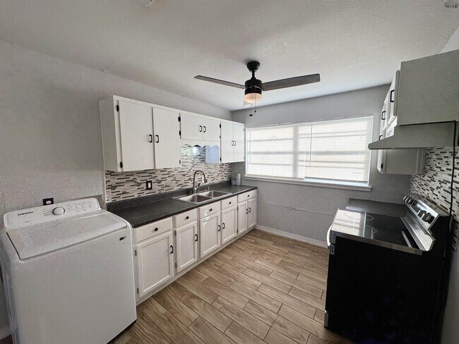 Foto del edificio - 1504 Red Fox Rd