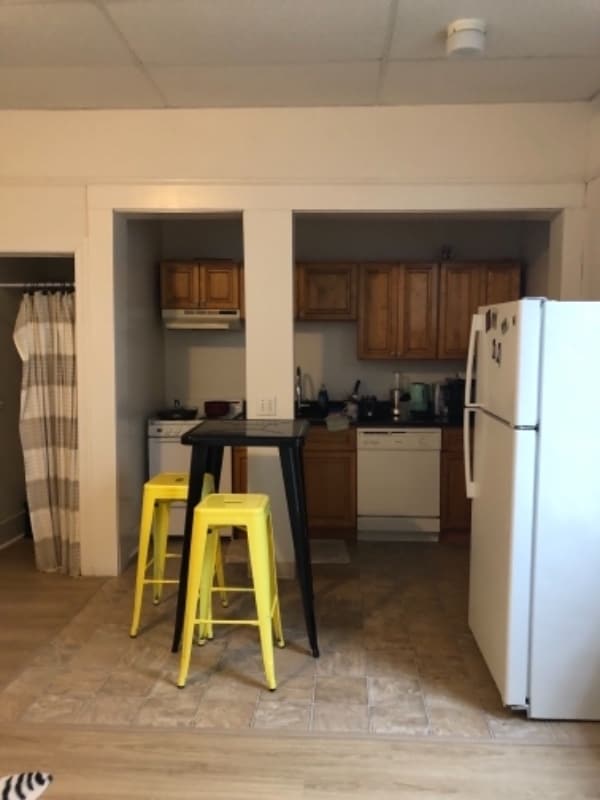 Primary Photo - 126 Waterman St