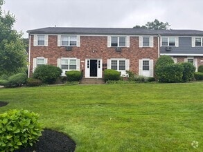Building Photo - 51 Doxbury Ln
