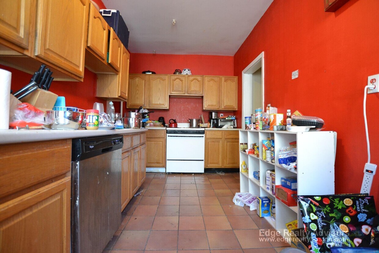 Primary Photo - 129 Chiswick Rd