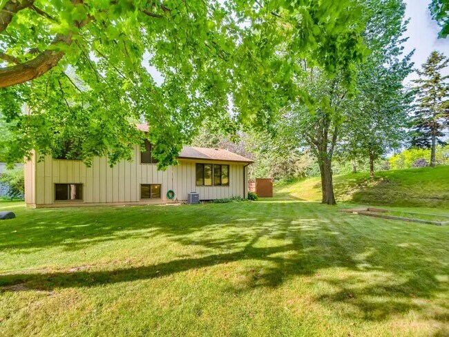 Building Photo - Sparkling 3-Plus Bedroom Home in Maple Gro...
