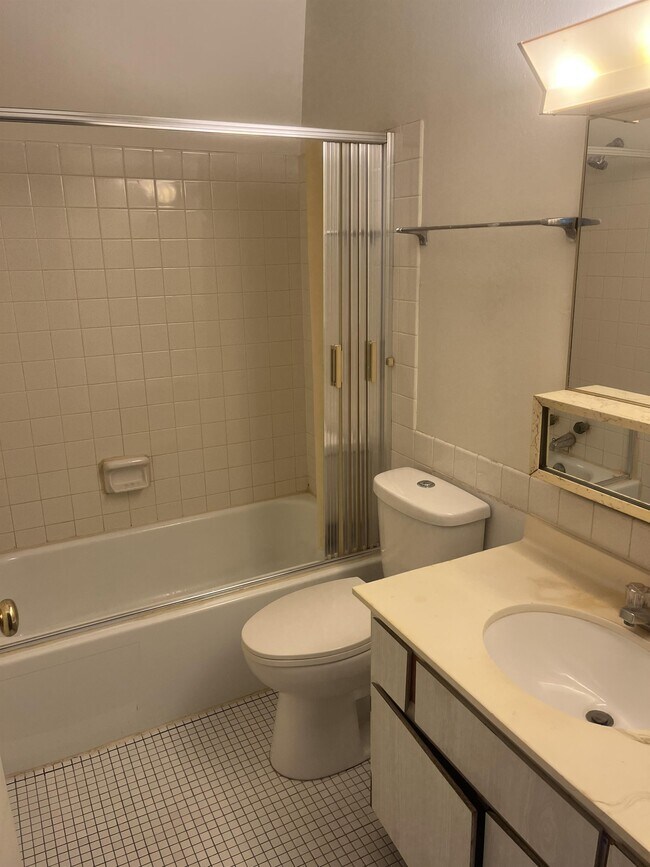 1460 Meadowview Dr Unit 7, Marion, IA 52302 Room for Rent in Marion