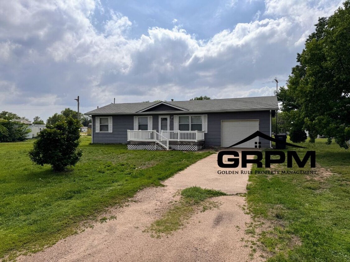 Foto principal - 3 bed 1 bath, Small Town Living!