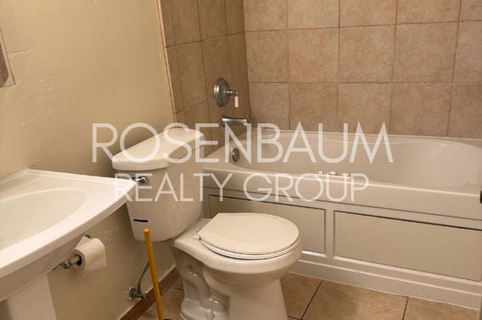 Primary Photo - Spacious 1-bed, 1-bath apartment in the he...