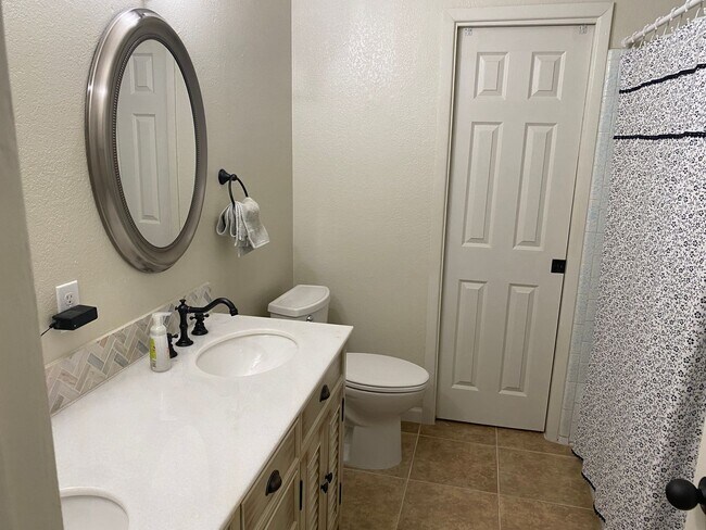 Foto del edificio - 3 bedroom home with large living room on a large corner lot with lots of room for play.