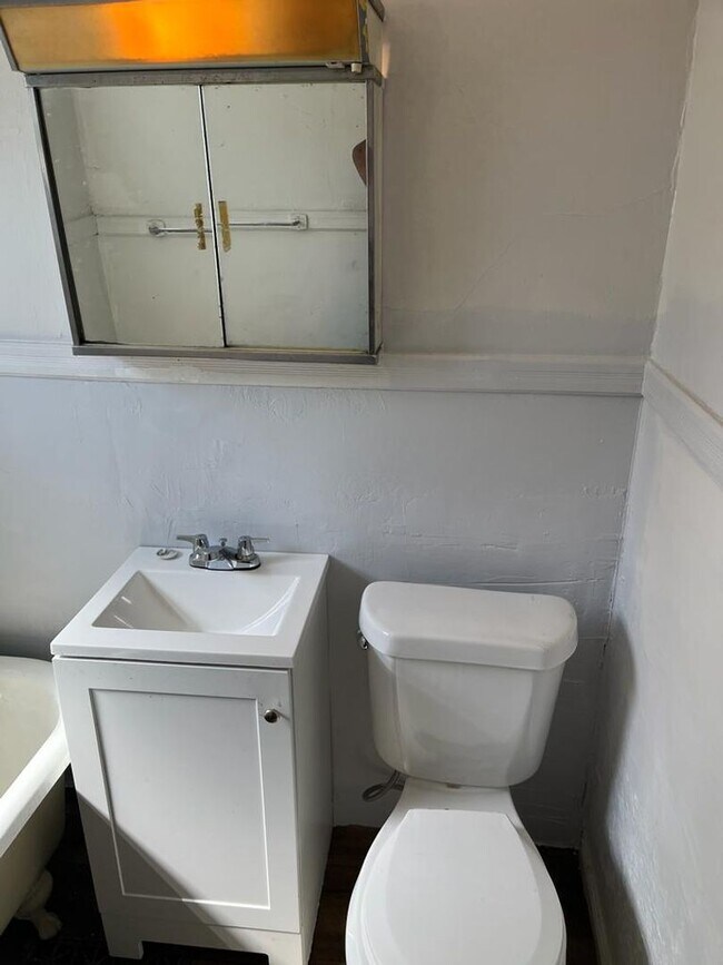 Building Photo - 3bd Single Near Shaker Sq Cash Pay/Section 8