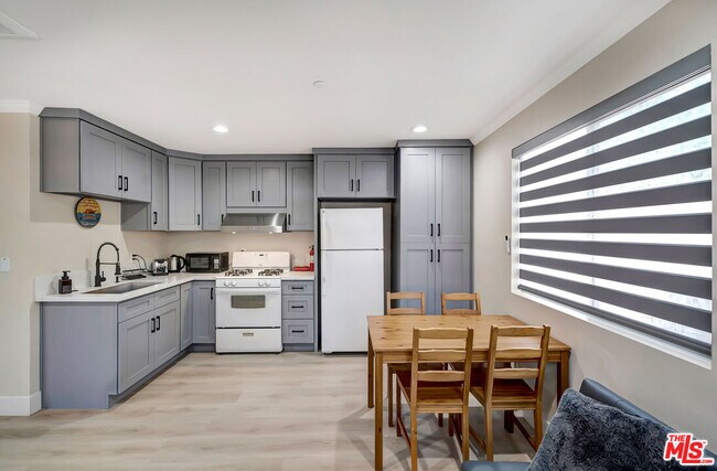 Foto del edificio - 5843 Vanalden Ave