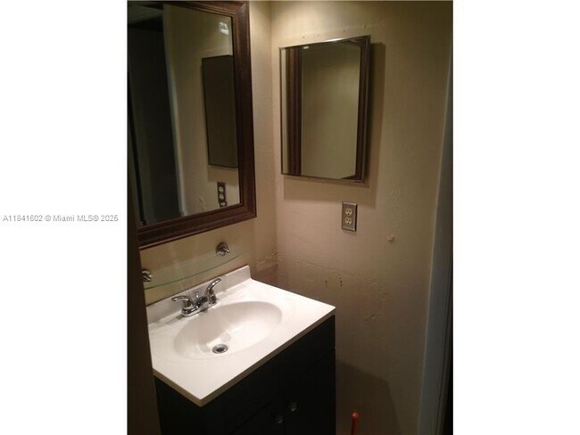 Foto del edificio - 6101 N Falls Cir Dr