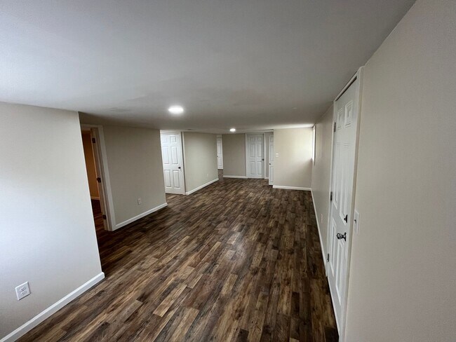Foto del edificio - 2 bedroom Basement Apartment