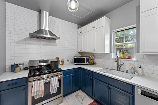 Building Photo - 2408 White Oak Dr