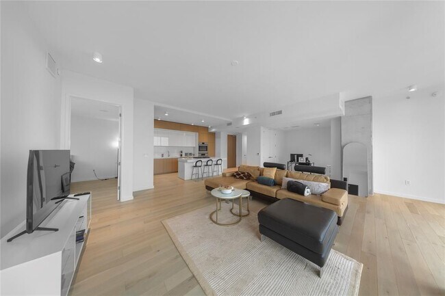 Foto del edificio - 313 W 17th St