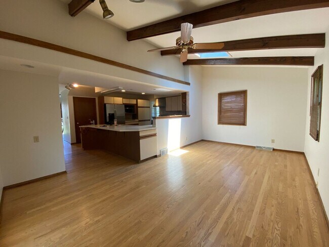 Foto del edificio - Spacious Single-Family Home in Carriage Hi...