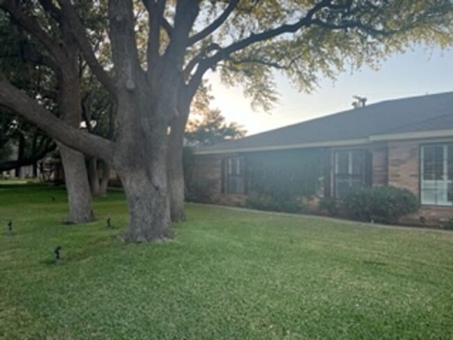 Building Photo - For Lease - 20 Knoll Circle - Odessa, TX