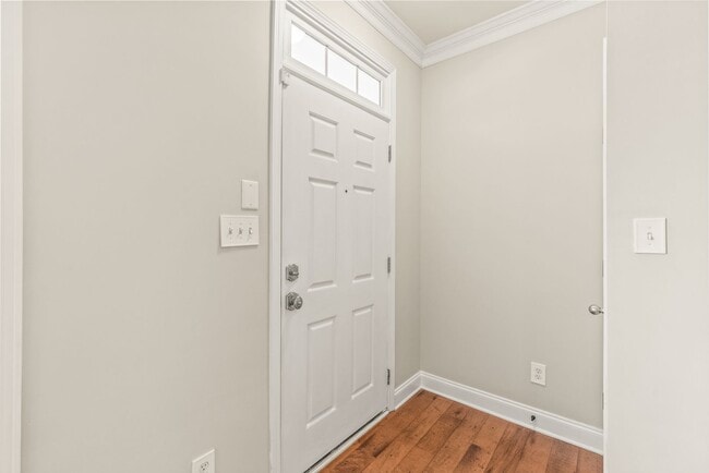 Building Photo - (Coming Soon) Newly Renovated Townhome Oas...