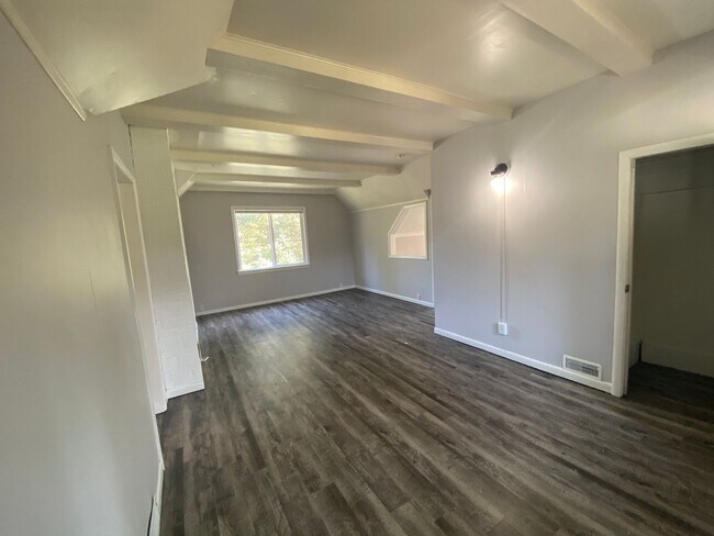 Building Photo - 1 Bed / 1 Bath Upstairs Unit with Private Balcony – Riverside Gardens