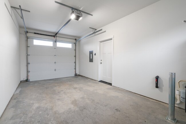 Foto del edificio - 2214 DeJong Dr