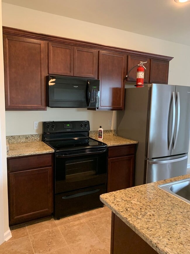 Building Photo - Beautiful 3 bedroom 2 bath home in