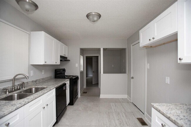 Building Photo - 123 Saunders Dr