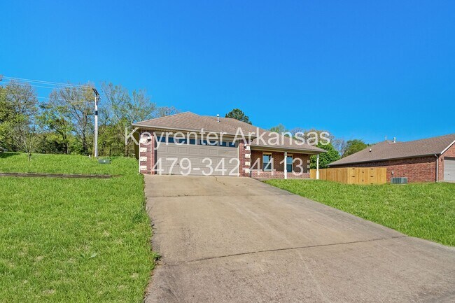 Building Photo - This home is the perfect choice for you in Elkins!