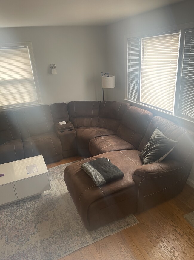 Building Photo - 633 N Nelson St