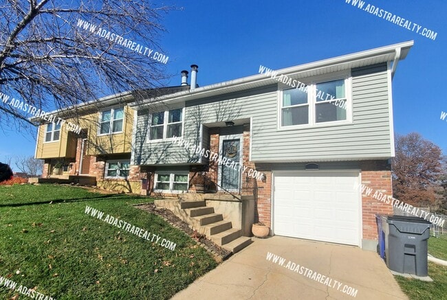 Building Photo - Beautiful Hard to Find Duplex in Olathe No...