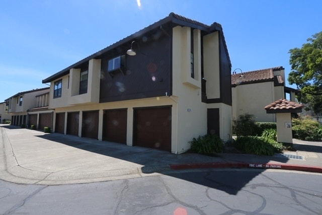 Building Photo - Marina Seagate Two Bedroom Townhouse Corner Unit