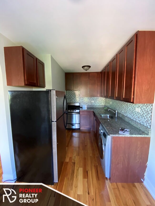 Building Photo - 552 W Arlington