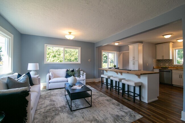 Building Photo - Beautifully Remodeled 3 Bed/1 Bath Bungalo...