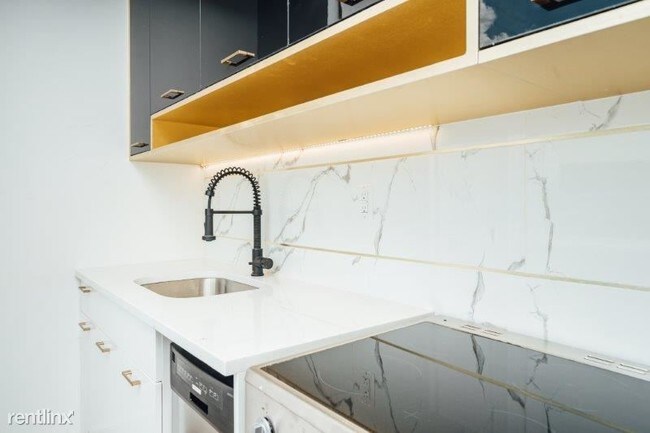 Building Photo - 3 br, 1.5 bath Apartment - 67 Stanhope St 1F