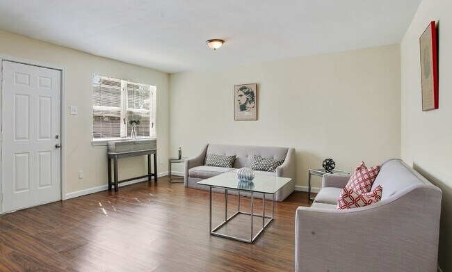 Building Photo - 2216 Glasgow Dr