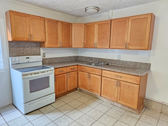 Foto del edificio - Spacious 3-Beds, 2-Bath Apartment. Back unit