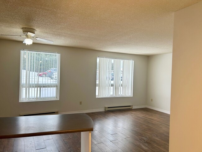 Photo du bâtiment - 1490 Kelly Lake Rd