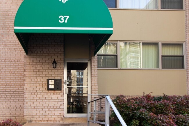 Photo - Beautiful top-level 1 bedroom, 1 bathroom condo in Alexandria City