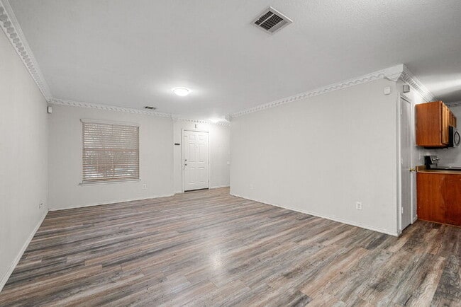 Building Photo - 8802 Dream Ave