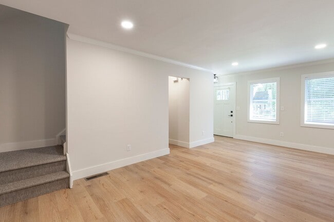 Building Photo - 3bd/3ba Home w/ Fully Fenced Backyard and ...